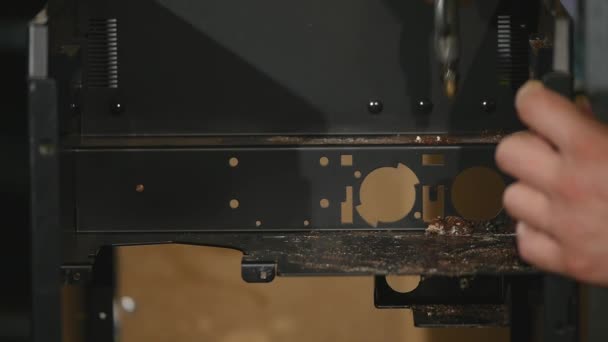 Gedemonteerde koffiezetapparaat, de jongens hand reinigt het oppervlak van de stof van de koffie — Stockvideo