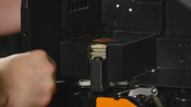El tipo atornilla los tornillos en la máquina de café — Vídeos de Stock