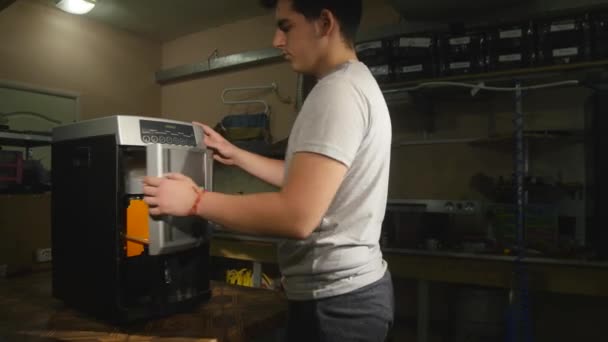 Ο τύπος ανοίγει το καπάκι της μηχανής καφέ και βγάζει τους δίσκους — Αρχείο Βίντεο