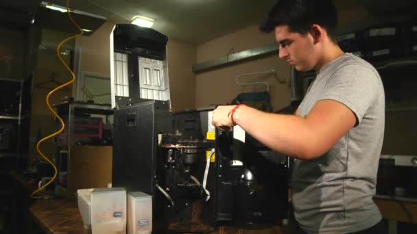 De man neemt de deur uit de koffiemachine — Stockvideo