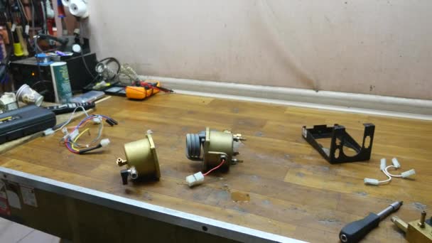 Tisch mit Werkzeugen für die Reparatur von Maschinen — Stockvideo