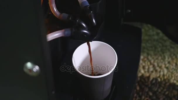 .Кофеварка наливает кофе в бумажную чашку — стоковое видео