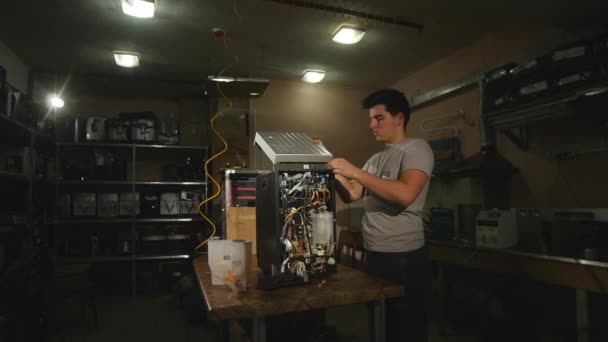 De man parseert de espressomachine, wendingen uit de slowmotion buizen — Stockvideo