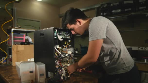 O tipo desmonta a máquina de café, puxa os fios — Vídeo de Stock