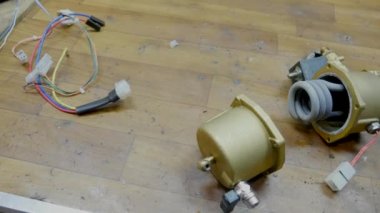 Yedek parça yerde yatarken