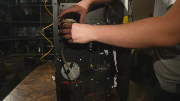 Guy attacher la pièce à la machine à expresso 