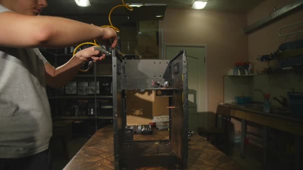 Máquina de café desmontada, Guy limpia la superficie del polvo de café con un cepillo, cámara lenta — Vídeo de stock