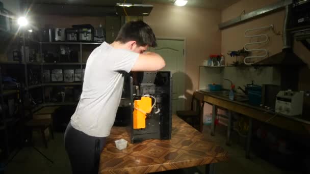 El tipo está recogiendo la máquina de café, lapso de tiempo — Vídeo de stock