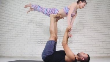 güzel çift Acro yoga Studio yaparken