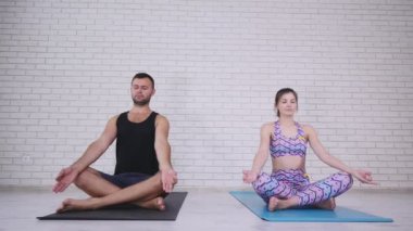 Yoga Studio yaparken çift
