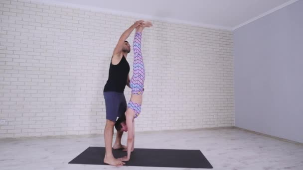 Pareja haciendo yoga en estudio — Vídeo de stock