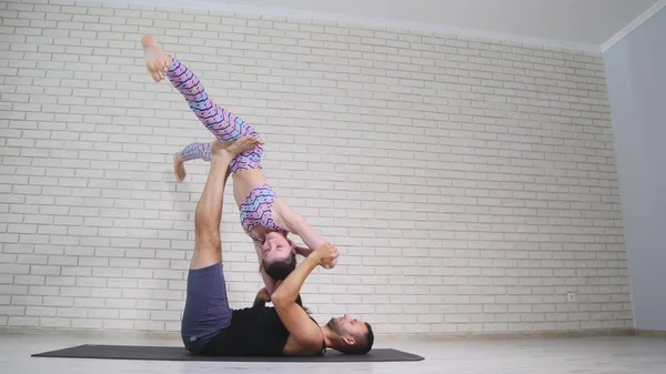 Akrobatik yoga. Genç kadın ve erkek egzersizleri yapmak. Akrobasi ve yoga ile birlikte — Stok fotoğraf