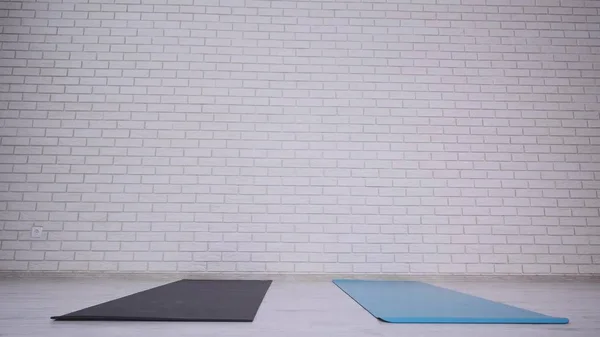 Couple faisant du yoga en studio — Photo