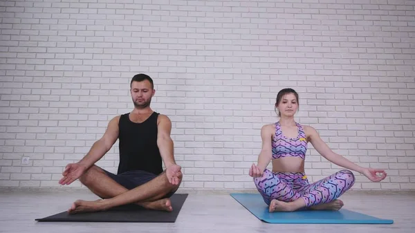 Couple faisant du yoga en studio — Photo