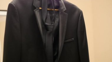 Kapı çerçeve üzerinde asılı damat takım elbise