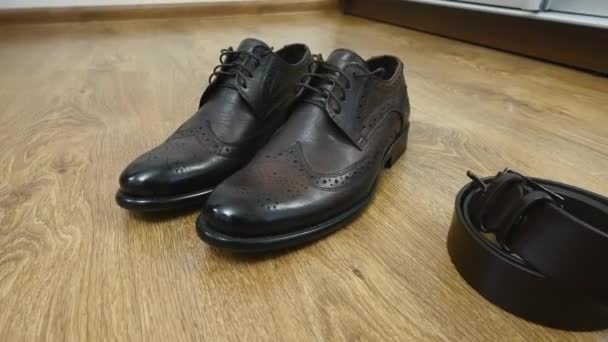 Mens shoes are on the floor next to the curtain, mens accessories — Stock Video