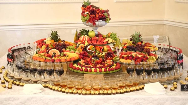 Diferentes frutas frescas en mesa buffet de bodas. Frutas y bayas Decoración de mesa de boda. Buffet recepción vinos de frutas champán. Decoración de mesa de boda. Cereza —  Fotos de Stock