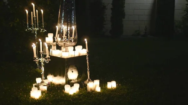 Ruang resepsi pernikahan dengan dekorasi termasuk lilin — Stok Foto