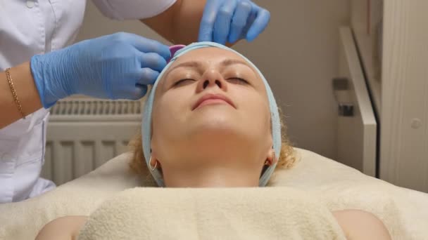 Kosmetikerin setzt Schutzbrille auf. Ästhetische Medizin — Stockvideo