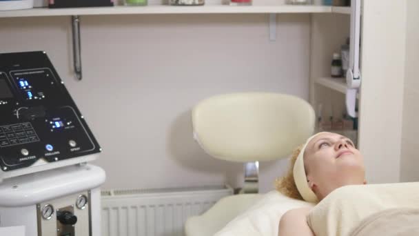 Kadın kozmetik prosedür sırasında kanepede yatıyor — Stok video