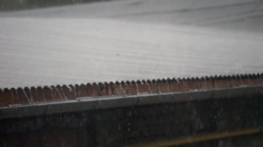 Yağmur damlaları Pavyonu, yağmur damlaları akış aşağı, yakın çekim çatıdan düşmek