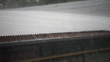 Yağmur damlaları Pavyonu, yağmur damlaları akış aşağı, yakın çekim çatıdan düşmek