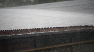 Yağmur damlaları Pavyonu, yağmur damlaları akış aşağı, yakın çekim çatıdan düşmek