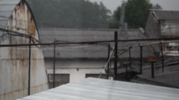 Gotas de lluvia caen desde el techo del pabellón, gotas de lluvia fluyen hacia abajo, primer plano — Vídeo de stock