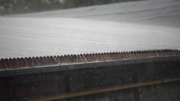 Gotas de lluvia caen desde el techo del pabellón, gotas de lluvia fluyen hacia abajo, primer plano — Vídeos de Stock