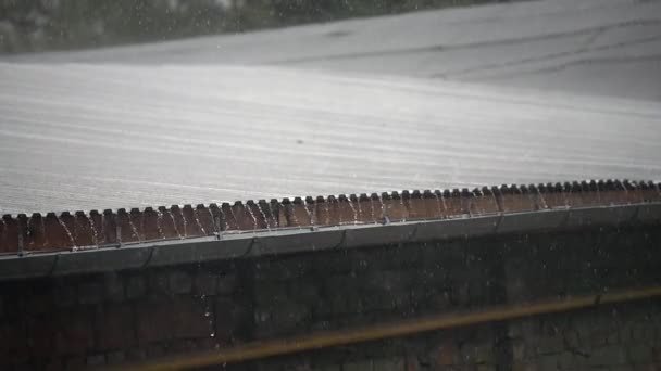 Gotas de lluvia caen desde el techo del pabellón, gotas de lluvia fluyen hacia abajo, primer plano — Vídeo de stock