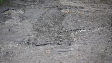Ağır yağmur yağmur yol yolda closeup çekim