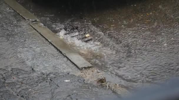 Primer plano de fuerte lluvia en la carretera Rain Road — Vídeos de Stock