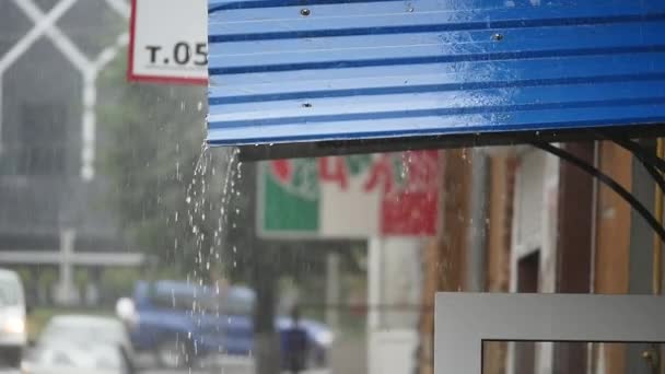 Gotas de lluvia caen desde el techo del pabellón, gotas de lluvia fluyen hacia abajo, primer plano — Vídeo de stock