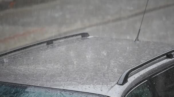 Regen vallen op de zijkant van de auto — Stockvideo