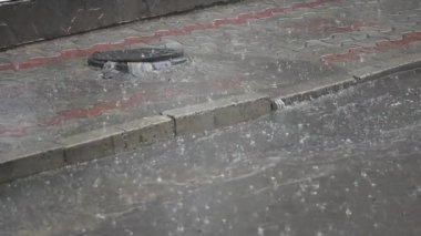 Ağır yağmur yağmur yol yolda closeup çekim