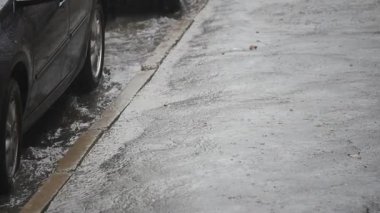 Ağır yağmur yağmur yol yolda closeup çekim