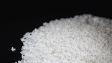 İzole bir siyah arka plan üzerine beyaz pirinç kazık