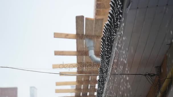 Drops of rain fall from the roof of the pavilion, raindrops flow down, close-up — Stock Video