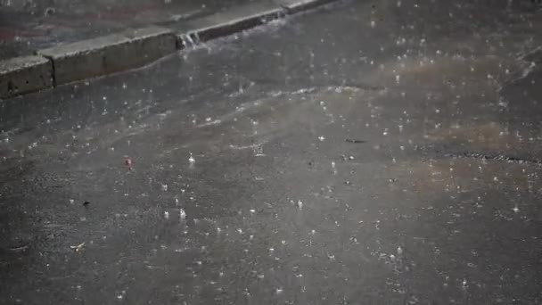 Close-up shot van hevige regen op weg regen weg — Stockvideo
