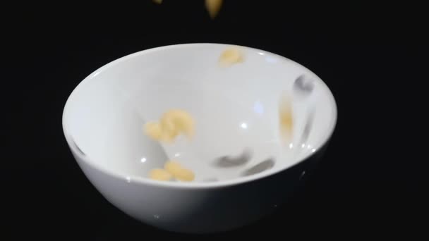 Залить макароны в тарелку — стоковое видео