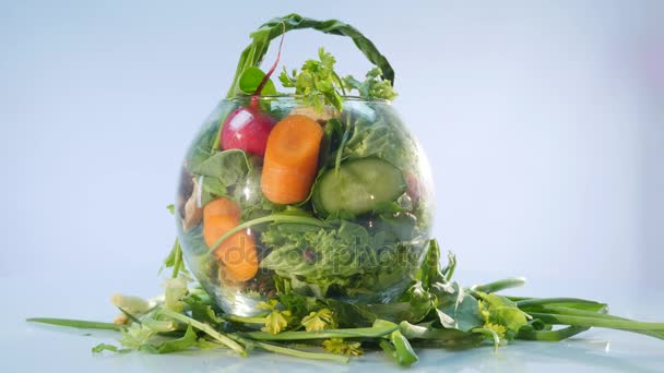 Grande gruppo di verdure su un vaso su sfondo bianco — Video Stock