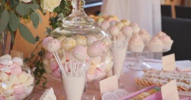 Şeker çubuğu düğün, şeker büfesi, bir düğünde lezzetli çikolata