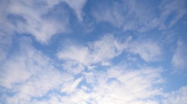 bulutlar ve mavi gökyüzü zaman atlamalı taşıma