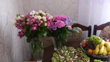 Çiçek süslemeleri düğün tablolarında