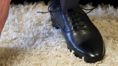 Damat gelini ziyaret etmeden önce ayakkabı bağcığı siyah ayakkabılarla evde bağla. Adam evlilik töreni önce moda giysiler hazırlar