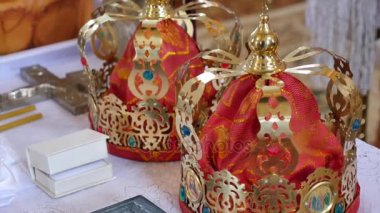 Altın düğün kron evlilik bir kilise, hareket kamera yakın çekim