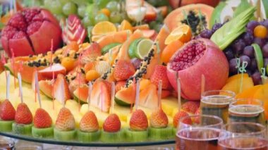 Düğün farklı taze meyve açık büfe tablo. Meyve ve çilek düğün masa dekorasyonu. Açık büfe Resepsiyon meyve şaraplar şampanya. Düğün masa dekorasyonu