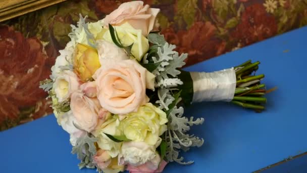 Gyönyörű menyasszonyi csokor friss virágok — Stock videók