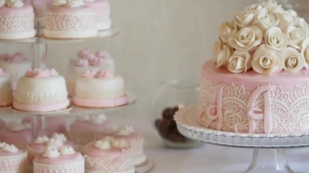 Şeker çubuğu düğün, şeker büfesi, bir düğünde lezzetli çikolata — Stok video