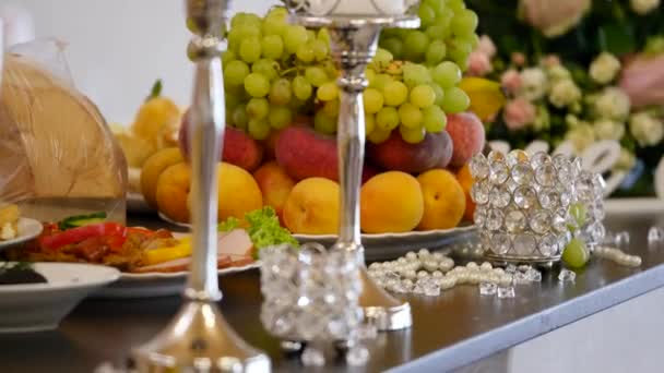 Frutos frescos diferentes na mesa do buffet de casamento.Decoração de mesa de casamento — Vídeo de Stock